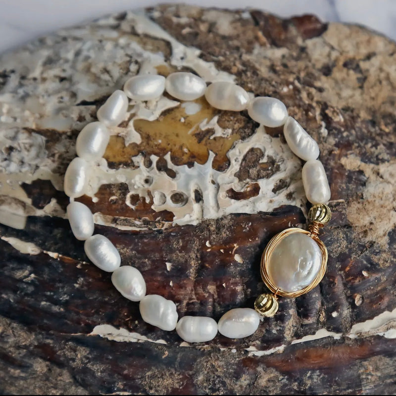 CC COIN PEARL SURROUNDED WITH FRESHWATER PEARLS - 7-8mm stretch bracelet